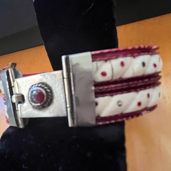 🆕 AMAZING Vintage OOAK Hand Carved Bone, Celluloid, & Garnet Hinged Bangle - Picture 8 of 11